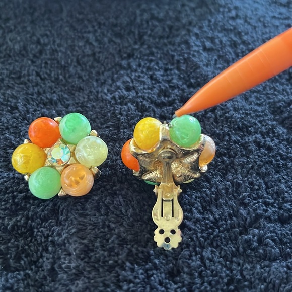Whimsical set of fun vintage clip on earrings - Picture 6 of 6
